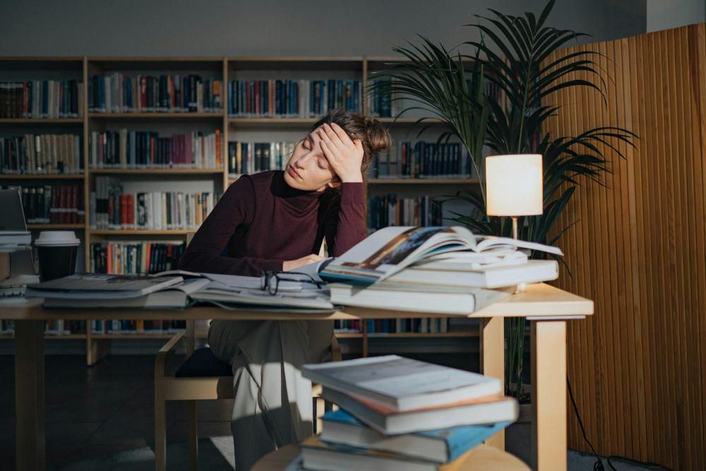 ilustrasi seseorang yang stres karena overwork (pexels.com/Ron Lach)