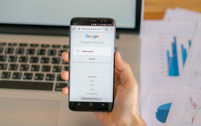 ilustrasi menghapus akun Google di HP