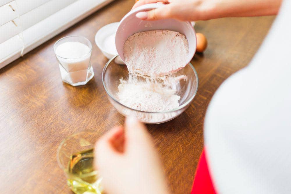 Ilustrasi mencampurkan tepung terigu dan tepung almond (freepik.com/freepik)