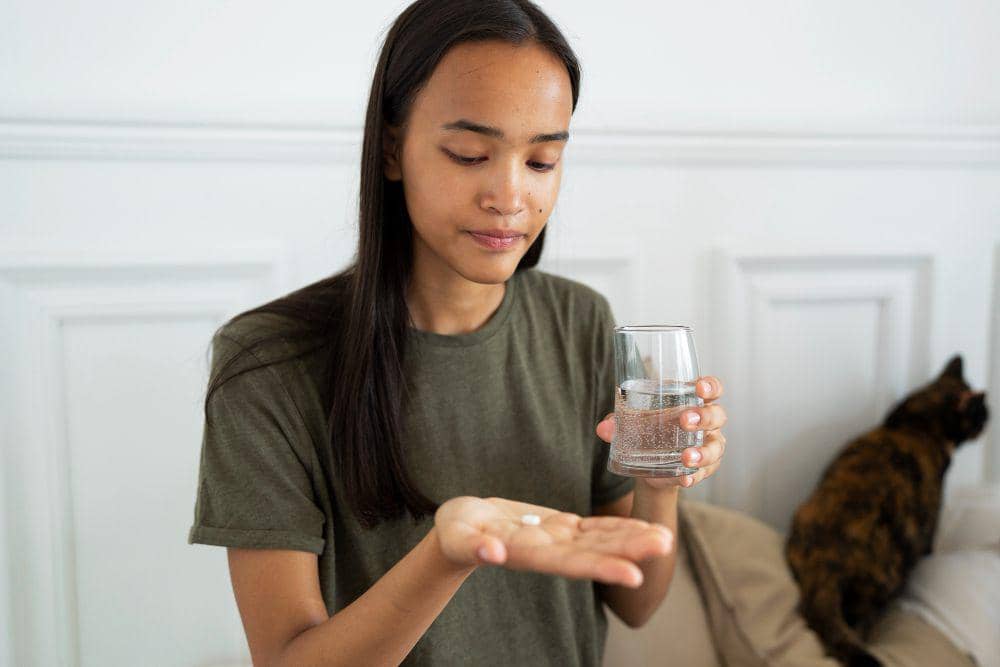 ilustrasi orang minum obat pereda asam lambung (freepik.com/Freepik)