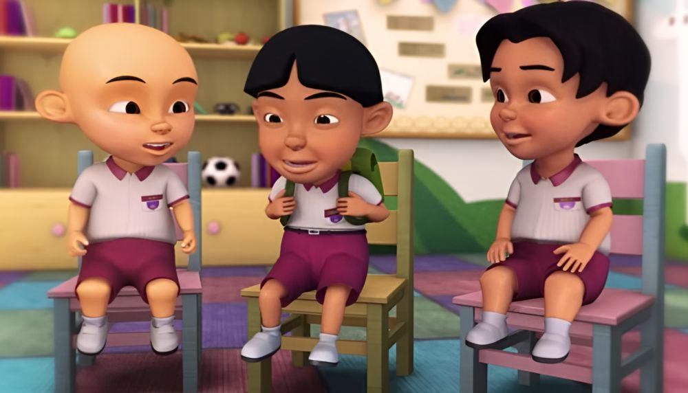 Ipin, Mail dan Dzul duduk berdampingan (dok. Les' Copaque Production/Upin & Ipin)