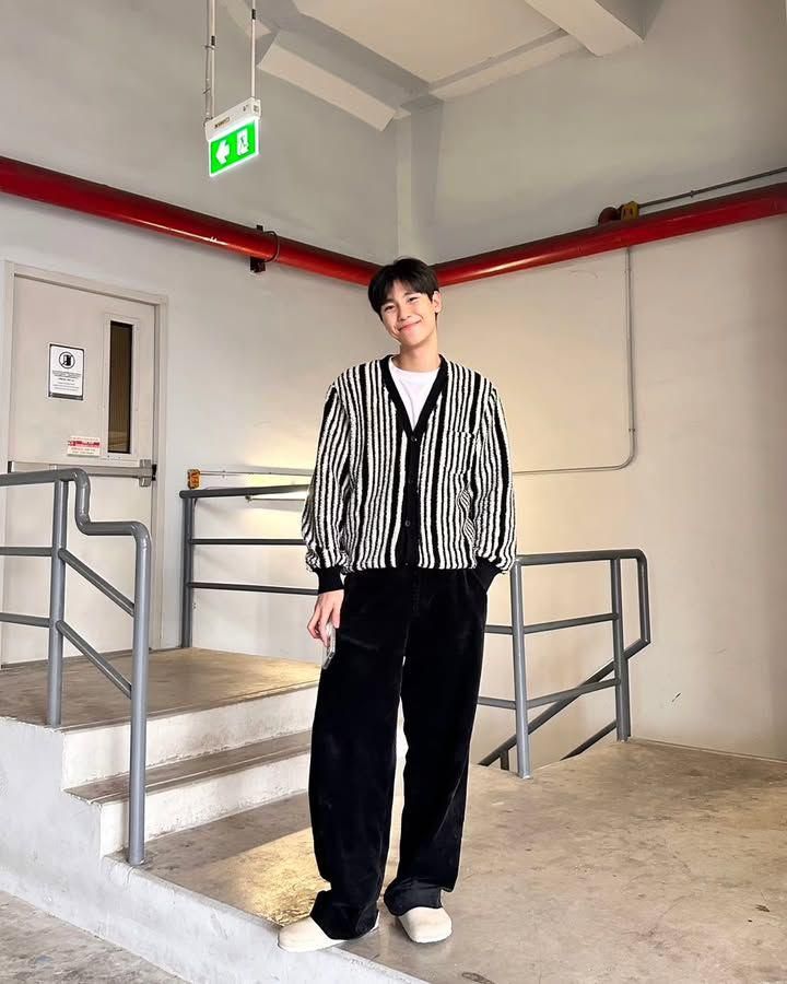 OOTD pakai cardigan ala Junior Panachai (Instagram.com/junniorrs)