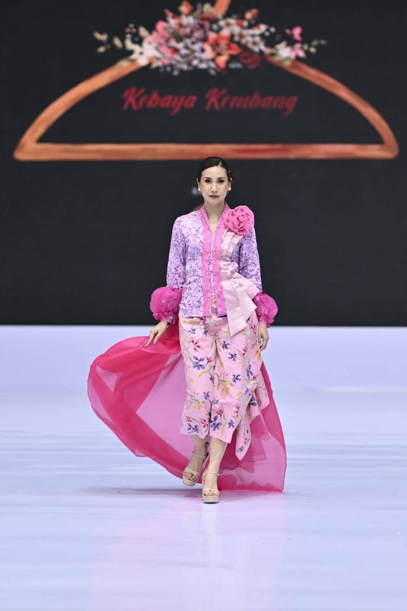 Koleksi Kebaya Kembang di BTN Indonesia Fashion Week 2025 (dok. Dandy Hendrata)
