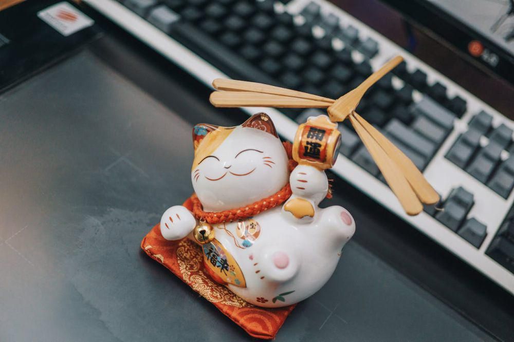 ilustrasi maneki neko kucing keberuntungan (pexels.com/OX ^.ᆽ.^= ∫)