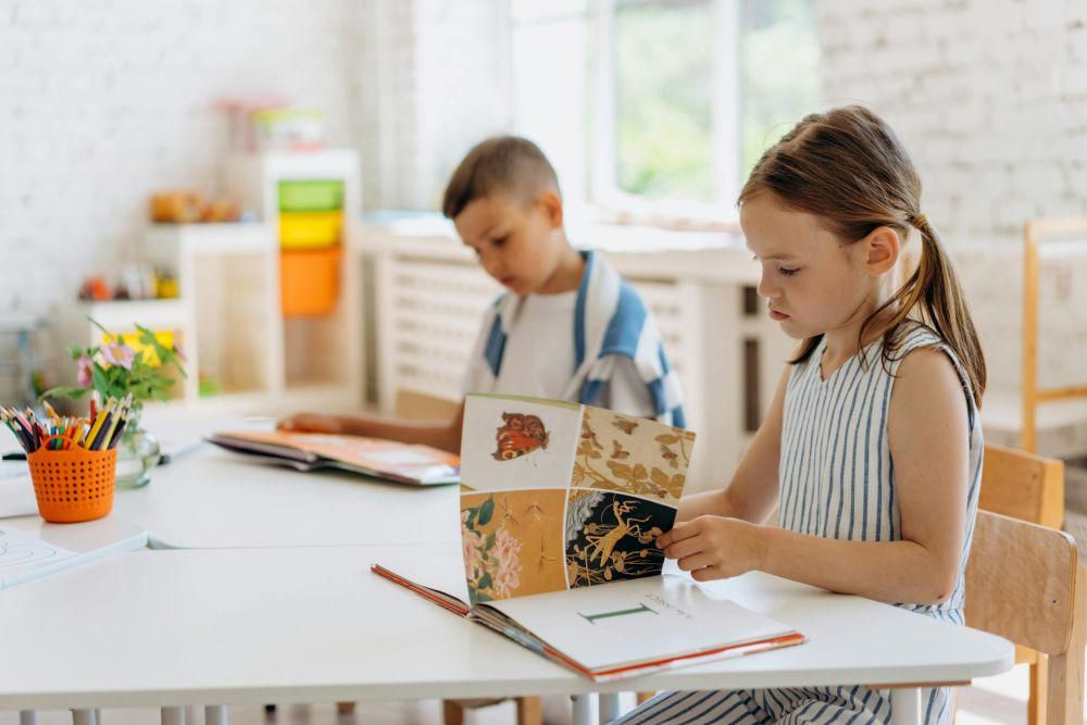 ilustrasi anak membaca buku (pexels.com/Mikhail Nilov)