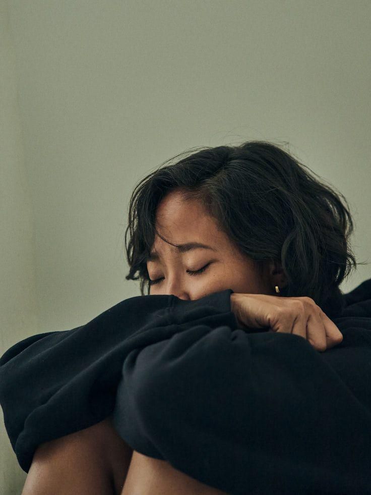 ilustrasi perempuan termenung (unsplash.com/Daniel Martinez)