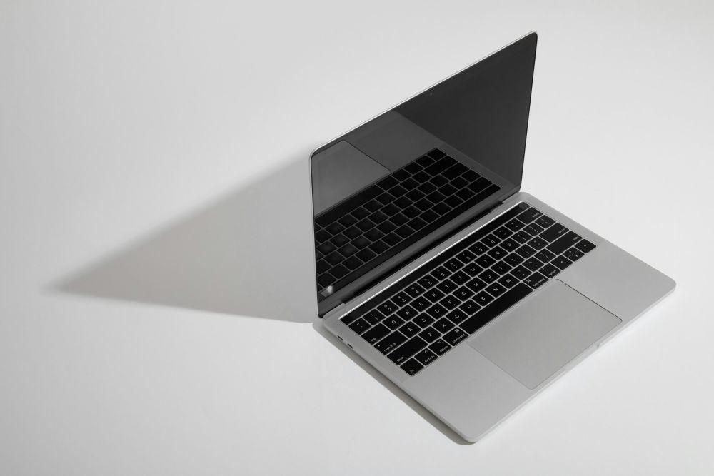 ilustrasi laptop (unsplash.com/Giorgio Trovato)