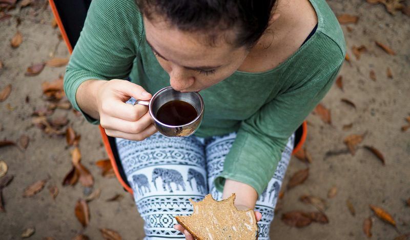 ilustrasi minum kopi sambil menyantap sepotong roti (unsplash.com/Peter Secan)