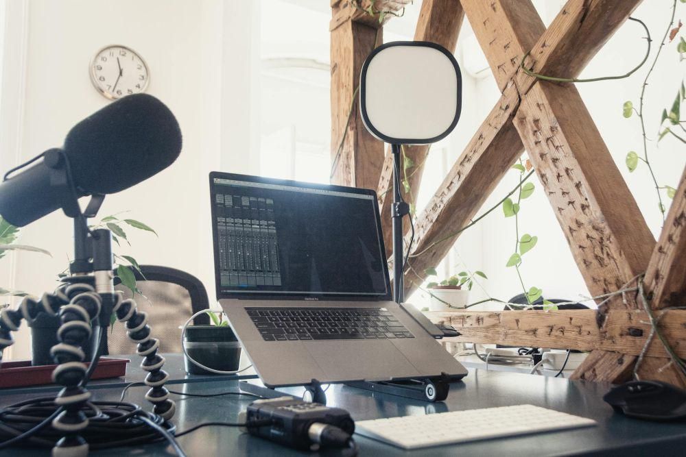 ilustrasi stand laptop (pexels.com/Jeremy Enns)