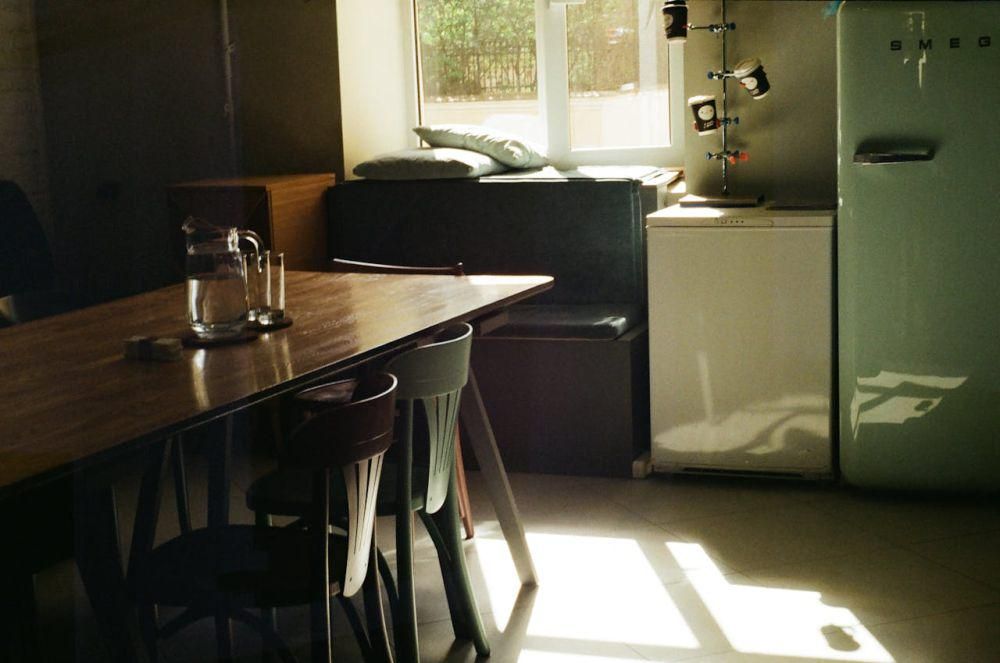 ilustrasi ruangan bercahaya alami (pexels.com/Alex Cooper)