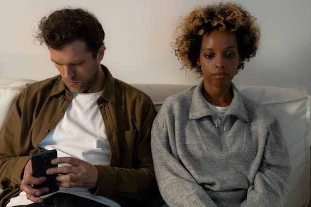 Age Gap dalam Hubungan, Bikin Perempuan Lebih Bahagia atau Tersiksa?