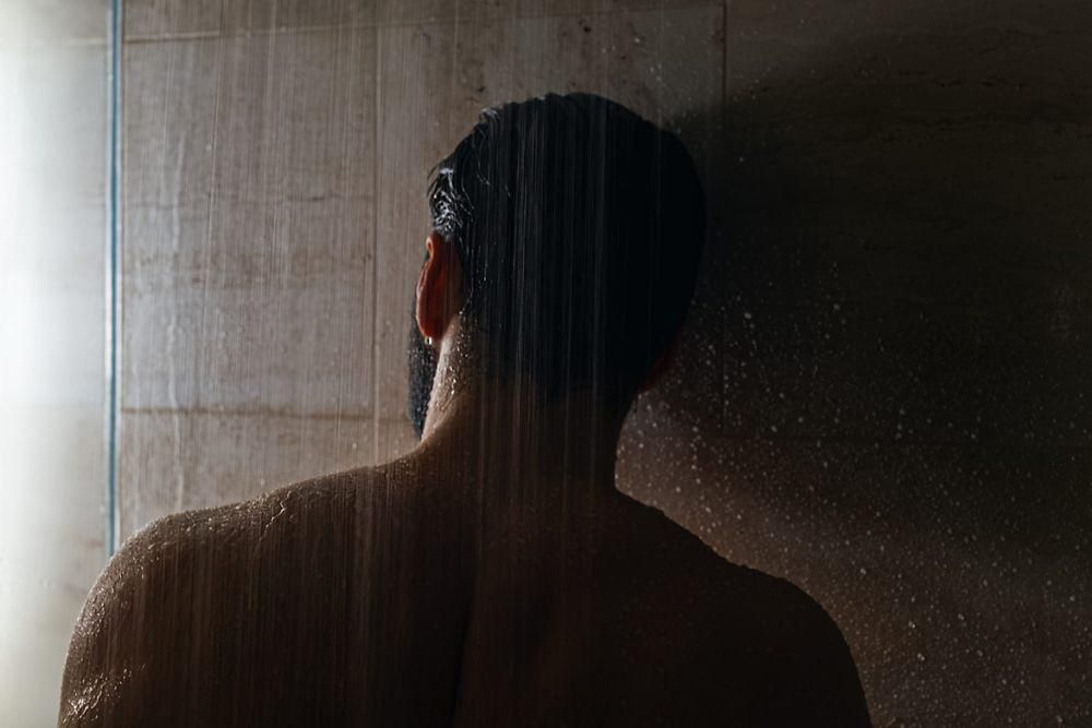 5 Kesalahan Umum Pria Saat Mandi yang Bikin Kulit Jadi Kering, Hindari!
