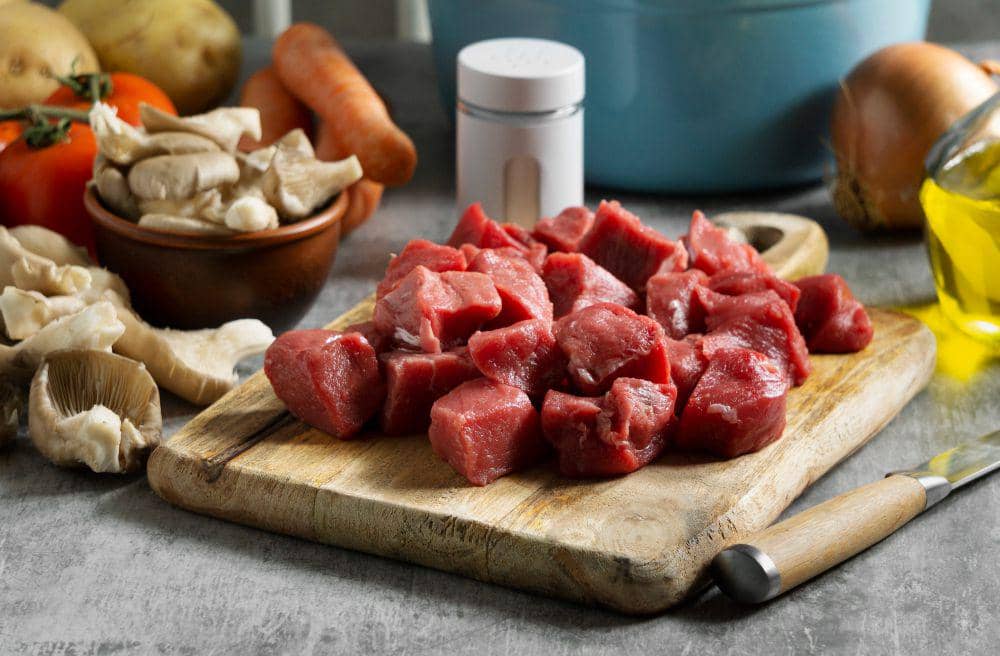 ilustrasi potongan daging kambing ;(freepik.com/author/freepik)