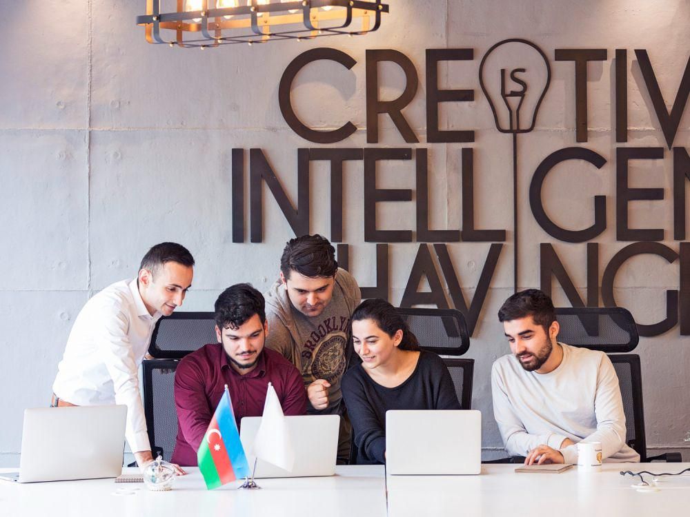 Ilustrasi kantor industri kreatif (freepik.com/azerbaijan_stockers)