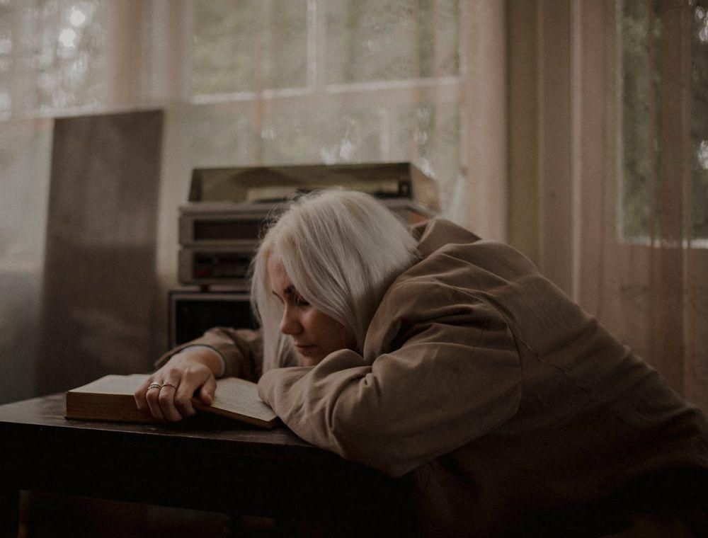 ilustrasi melamun (pexels.com/Elina Volkova)