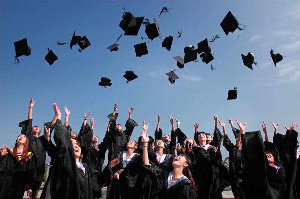 10 Rekomendasi Hadiah Wisuda untuk Bestie Terbaikmu!