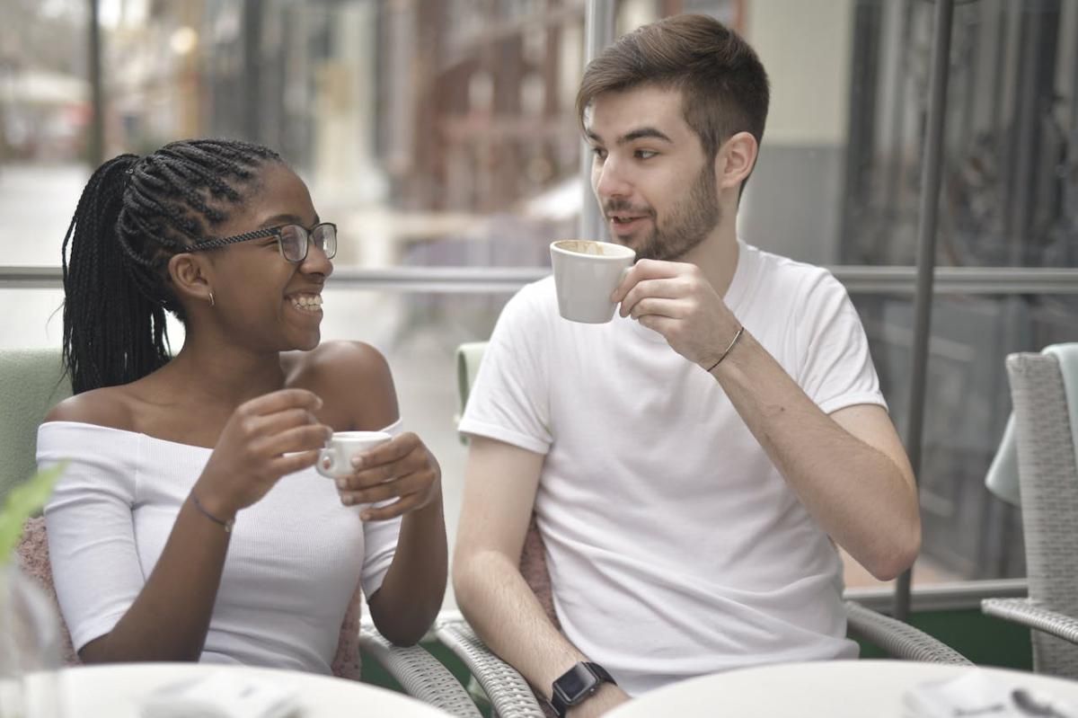 7 Tips Pria Buka Obrolan agar Terlihat Cerdas dan Menarik