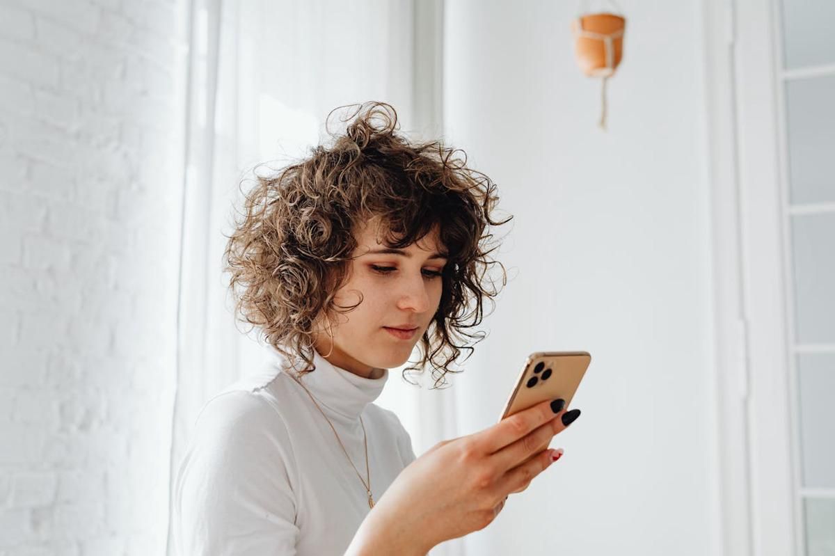 3 Zodiak Ini Lihat Instagram Stories Mantan Setelah Lama Putus Cinta!