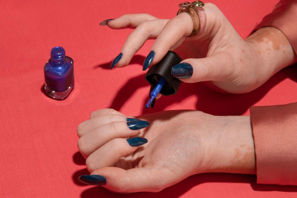 6 Inspirasi Nail Art Nuansa Dark Green yang Sedang Jadi Tren 