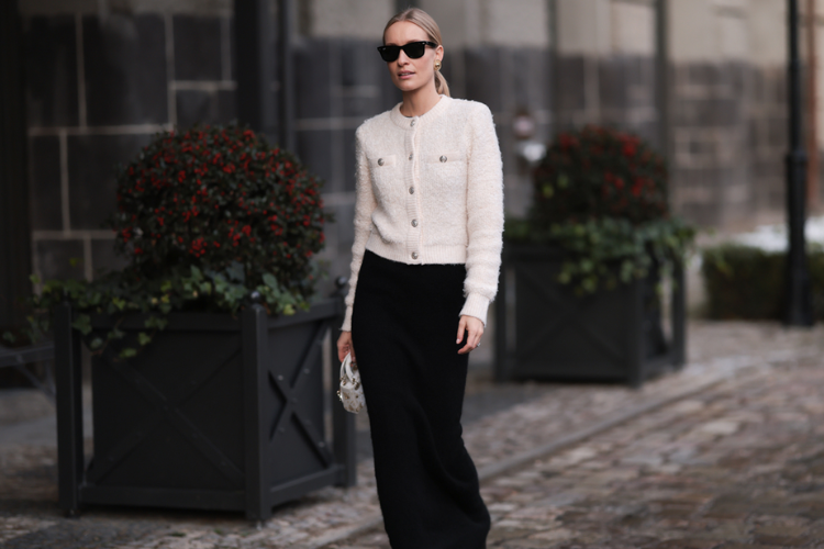 Rok Span Hitam Cocok dengan Baju Warna Apa? Tiru 10 OOTD Berikut!
