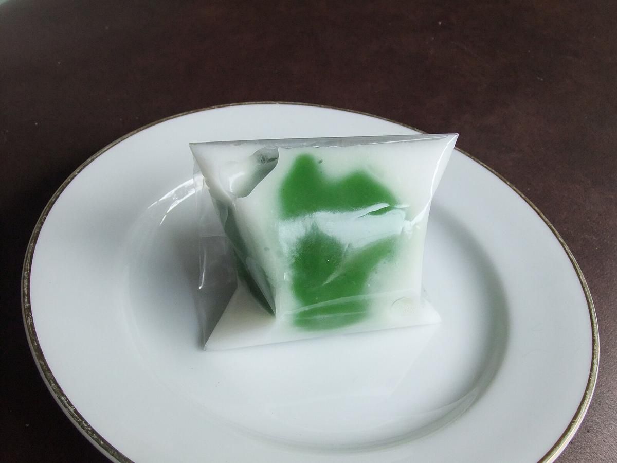 5 Tips Bikin Isian Unti Kelapa untuk Kue Bugis Mandi Hijau