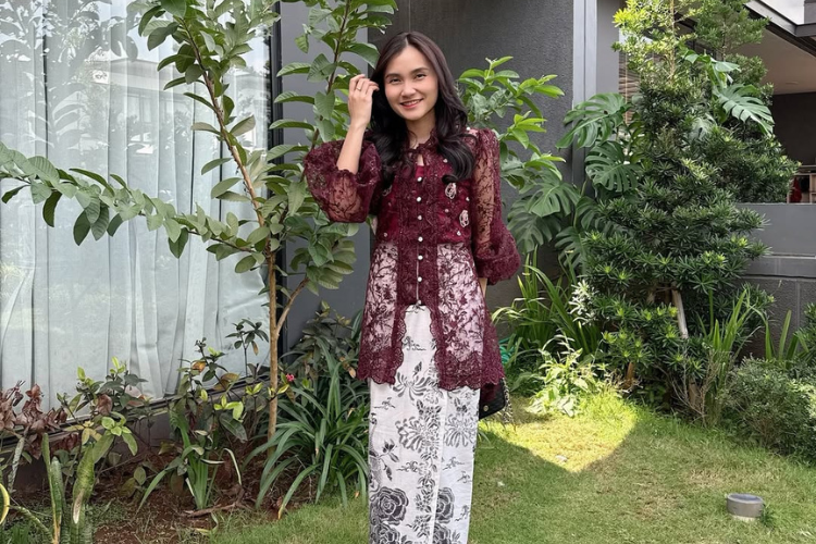 Rok Span Batik Cocok dengan Baju Warna Apa? Ikuti 5 Kombinasi Warna Berikut!