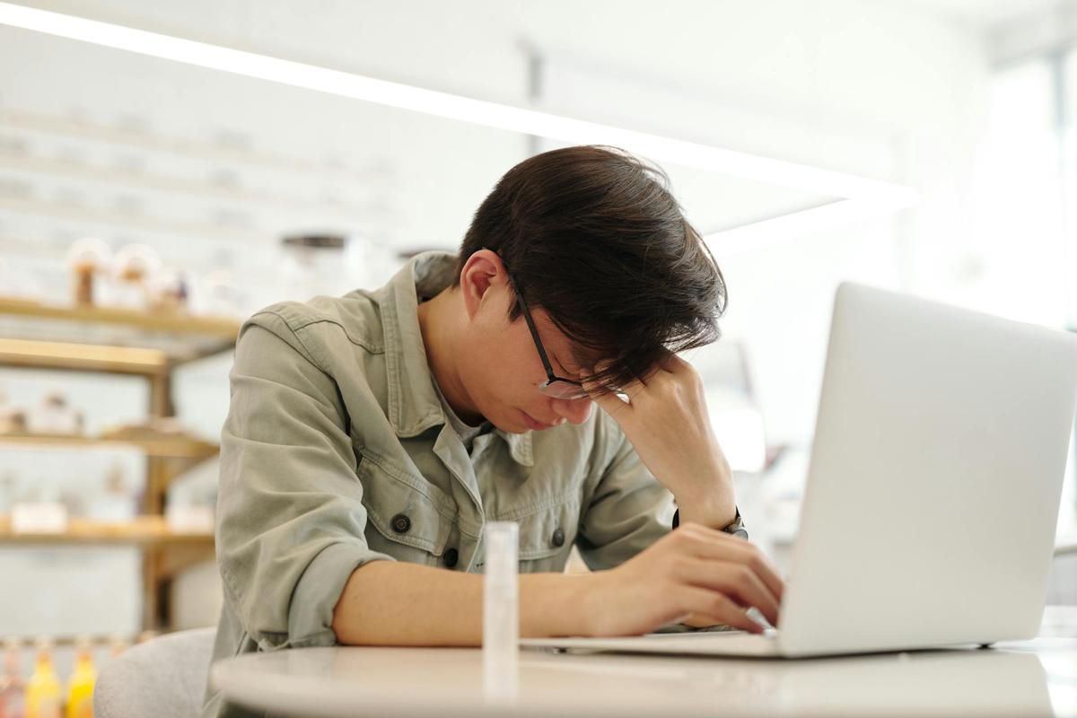 5 Sistem Kerja yang Bikin Introvert jadi Overstimulated
