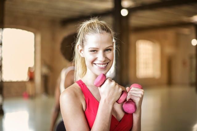 7 Kesalahan Pakai Dumbbell yang Bikin Latihan Gak Efektif