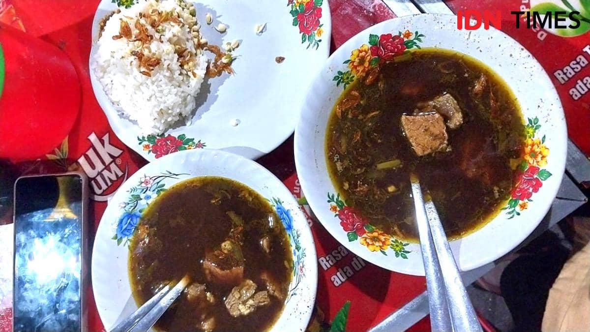 Potret menu rawon di Rawon Kalkulator (IDN Times/Fasrinisyah Suryaningtyas)