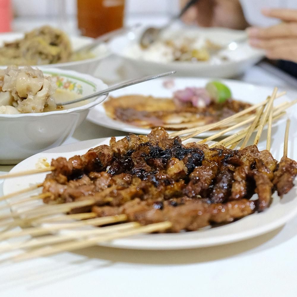 https://unsplash.com/photos/a-table-topped-with-plates-of-food-covered-in-meat-9uNxoURPtXI