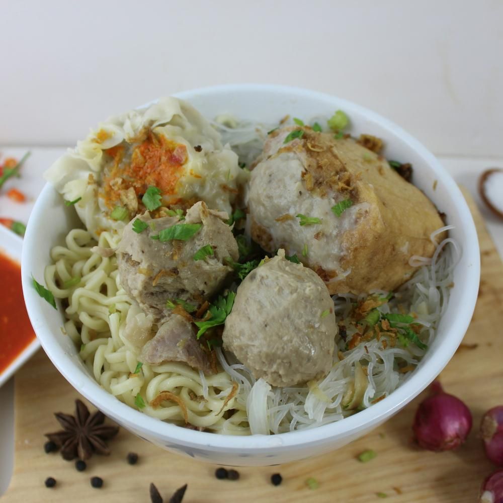 https://unsplash.com/photos/a-white-bowl-filled-with-meatballs-and-noodles-DPGj8mAIIj0
