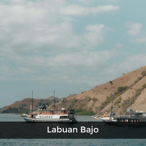 https://unsplash.com/photos/a-group-of-people-on-a-boat-in-the-water-eIlYyoPQqRE