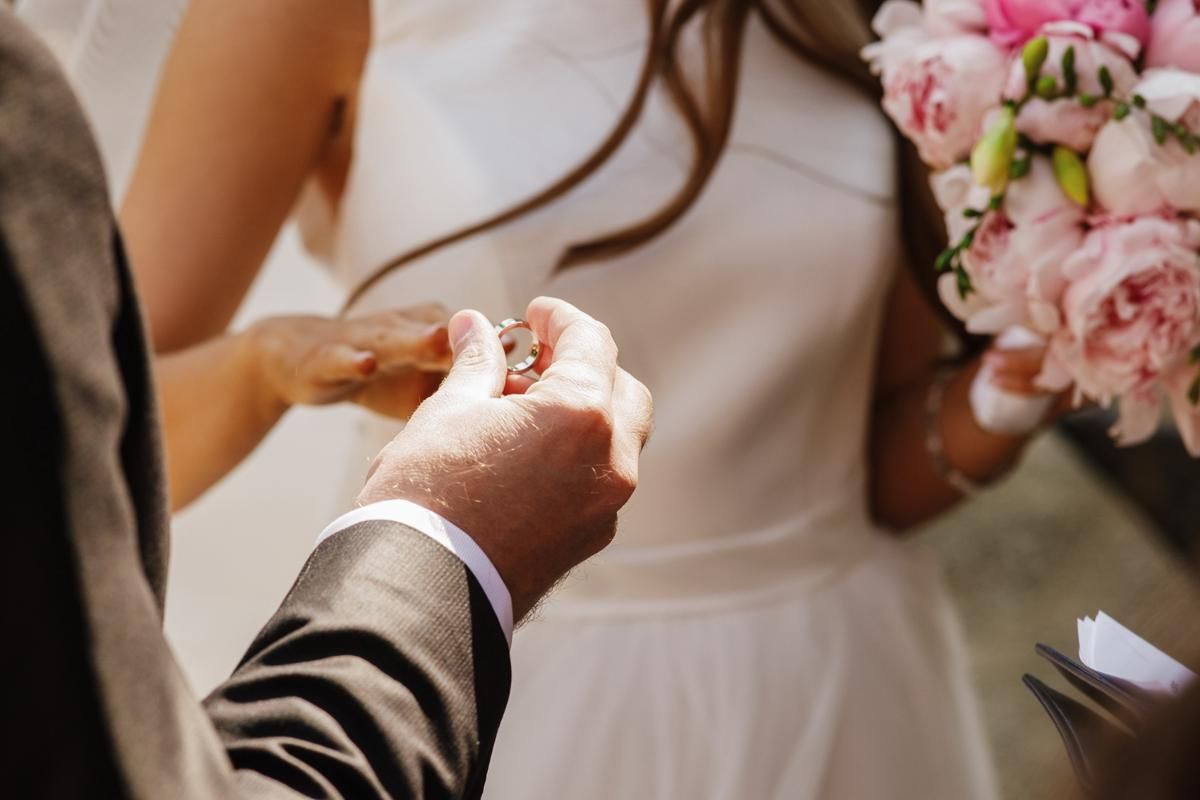 5 Strategi Mengumpulkan Budget Nikah meski Gaji Masih UMR