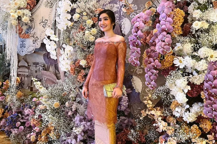 Intip Gaya Anggun Maudy Ayunda hingga Febby Rastanty Pakai Kebaya Sabrina Modern