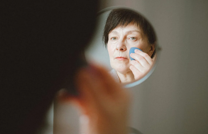 Tips Makeup untuk Usia 50-an, Bikin Wajah Makin Segar dan Cerah Alami