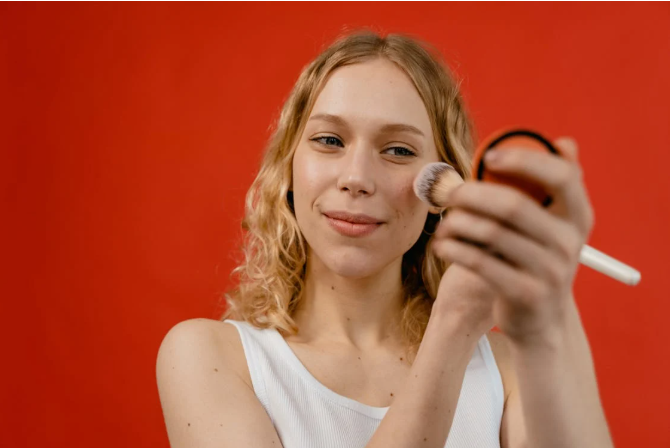 Cara Mengaplikasikan Bronzer untuk Efek Sunkissed yang Natural