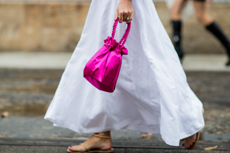 Warna-warni Seru Tas Serut Perempuan buat Tampil Statement