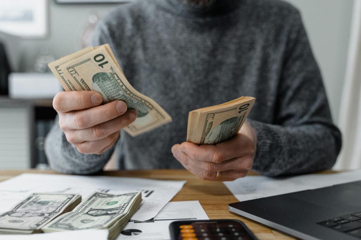 4 Kebiasaan Finansial Buruk yang Sering Dilakukan setelah Gajian