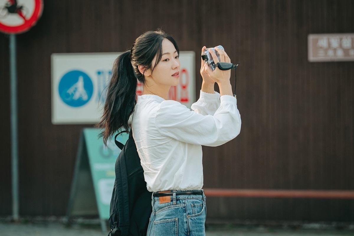 7 Makna Kamera yang Selalu Dibawa Lee Da Eum di Drakor Our Movie
