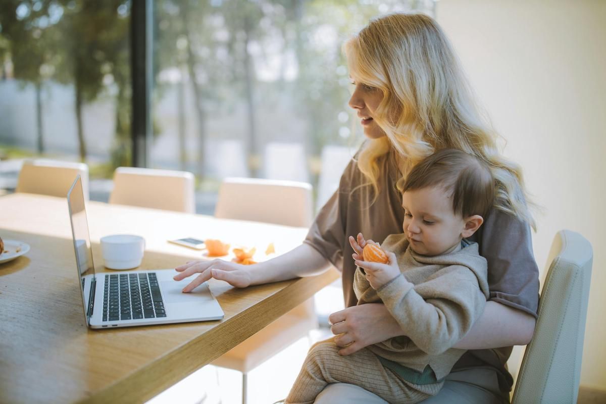 9 Tips Mengatasi Stres untuk Working Mom, Tetap Waras Meski Sibuk Seharian!