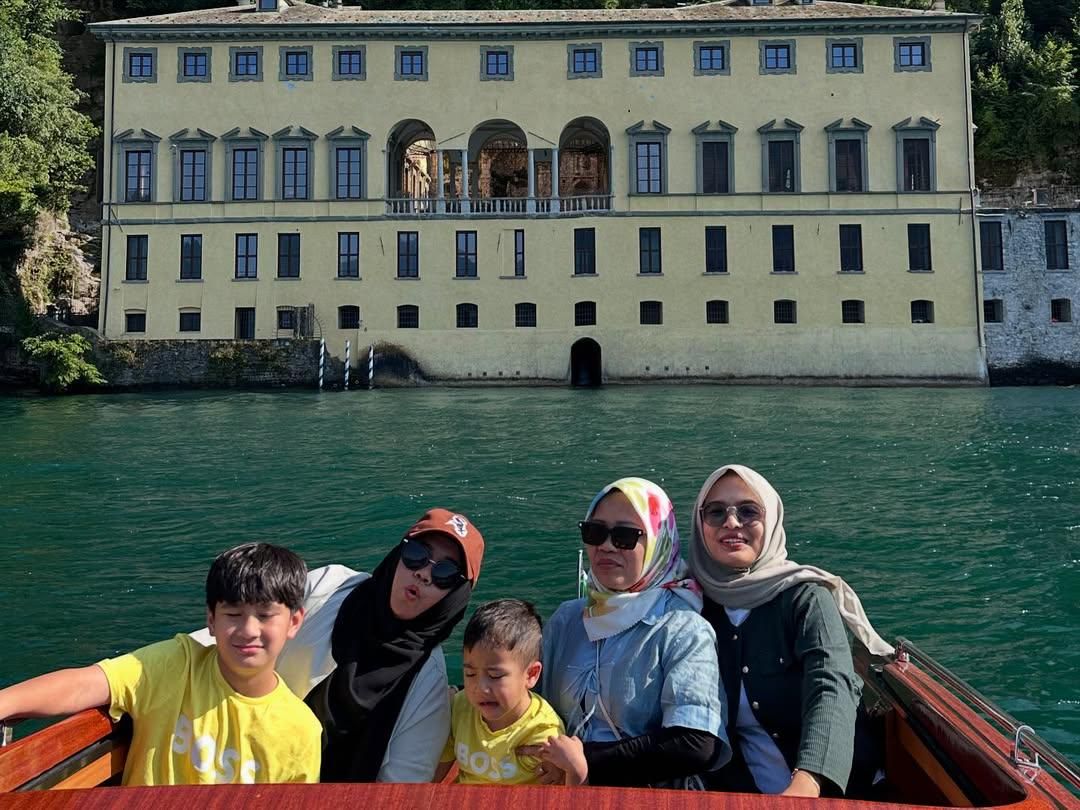 7 Potret Mbak Lala dan Sus Rini di Danau Como, Heboh!