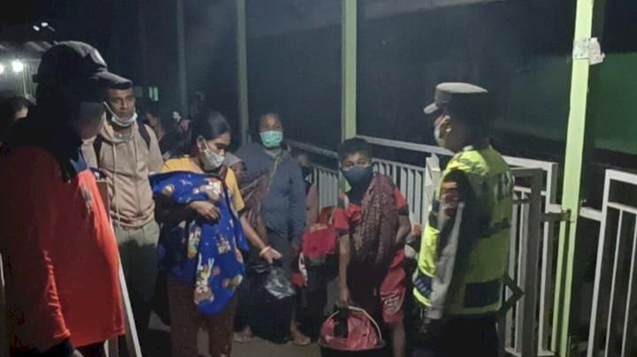 Hujan Abu Gunung Lewotobi, 4 Ibu Menyusui dan Bayinya Mengungsi Tengah Malam