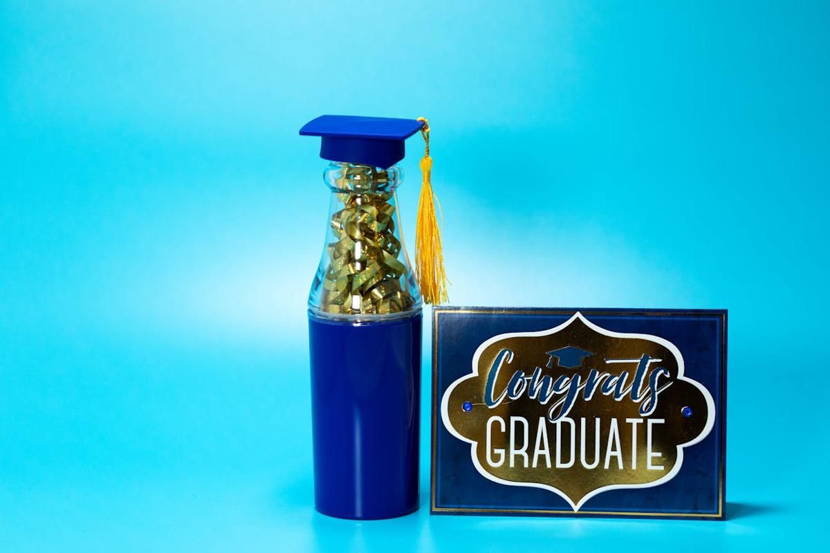 10 Inspirasi Kartu Ucapan Wisuda, Desainnya Lucu dan Unik!