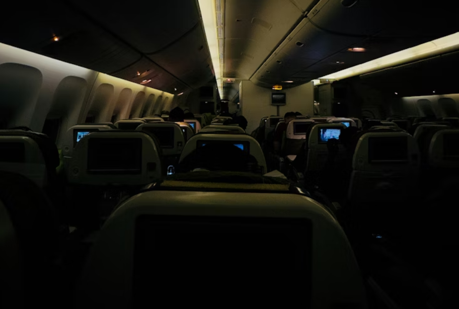 5 Alasan Kenapa Lampu Kabin Diredupkan saat Take Off dan Landing