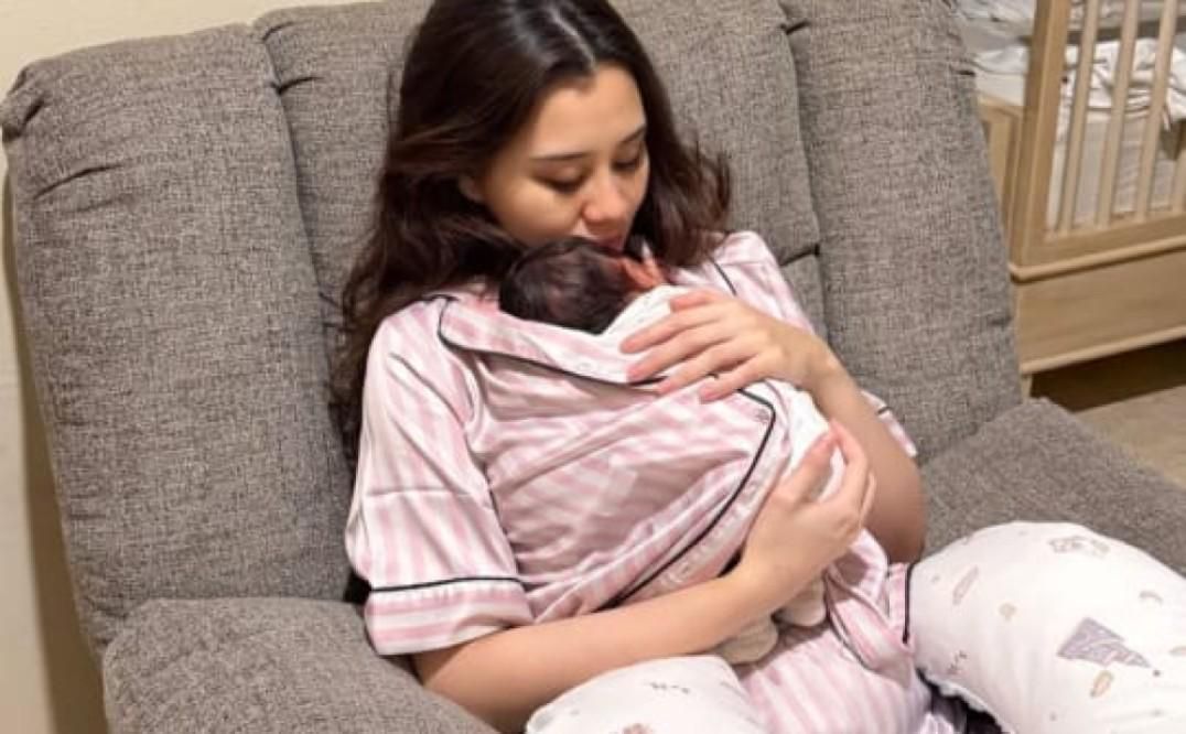 5 Potret Skin to Skin Aaliyah dengan Baby Arash, Momen Hangat!