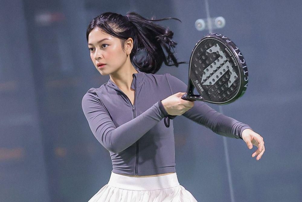 Aksi Bugar Artis Perempuan Saat Main Padel, Energik! 