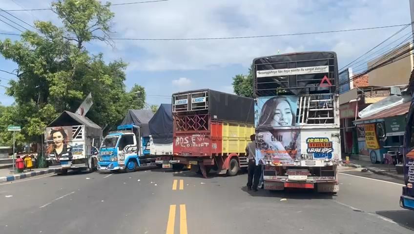 Ratusan Sopir Truk Blokir Jalan Nasional di Ponorogo