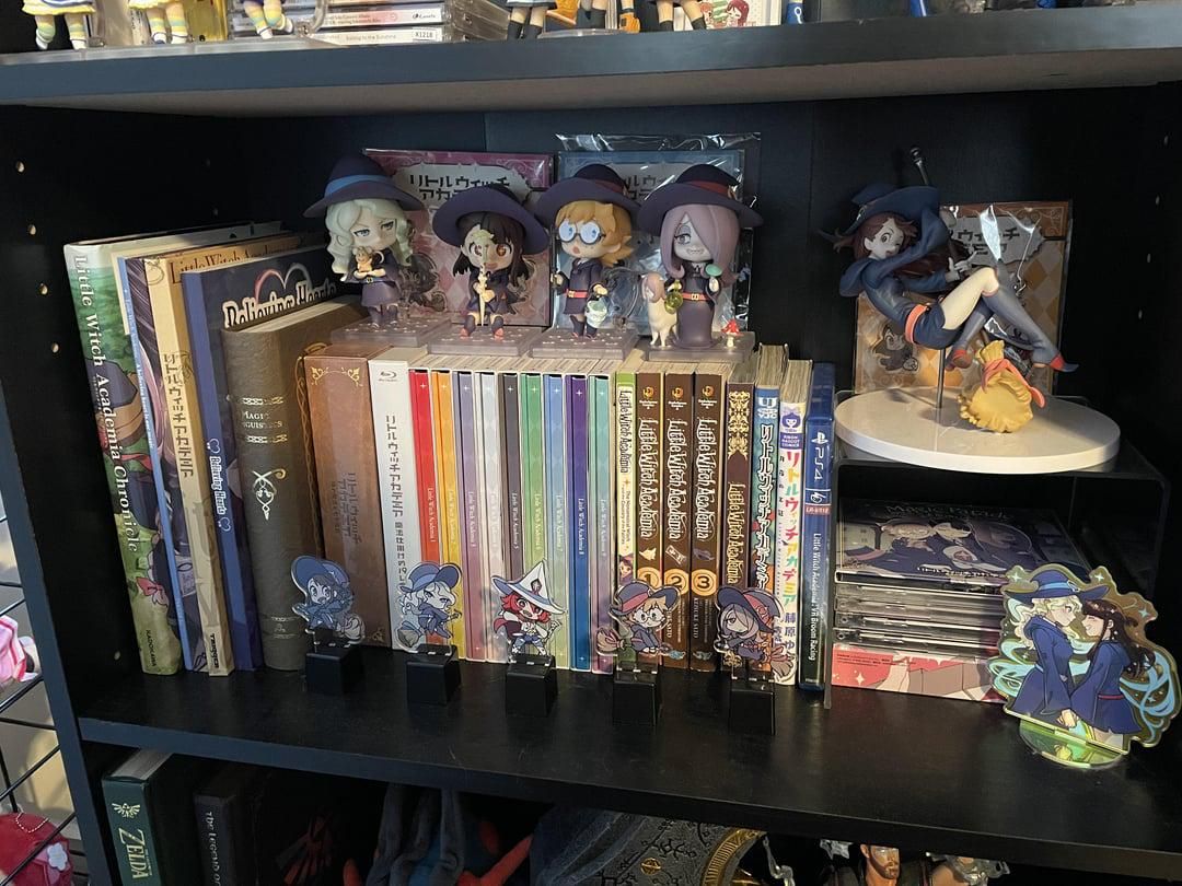 7 Koleksi Little Witch Academia, Ada Vinil hingga Kartu Chariot!