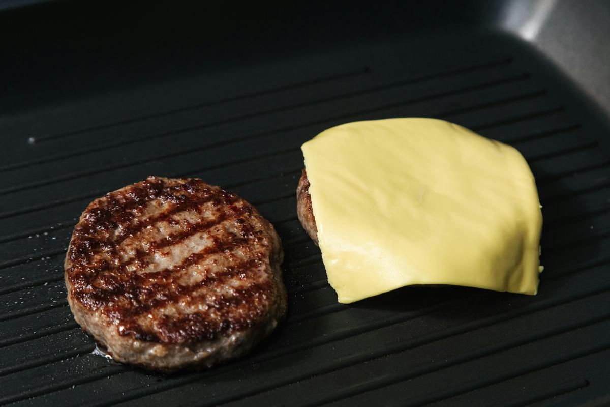 Berapa Lama Memanggang Patty Burger agar Tetap Juicy?