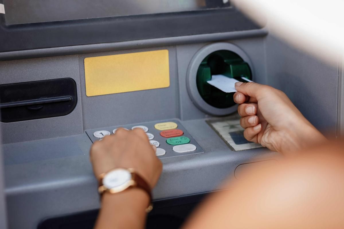 Warga Gresik Jadi Korban Ganjal ATM di Alfamidi, Uang Rp145 Juta Raib